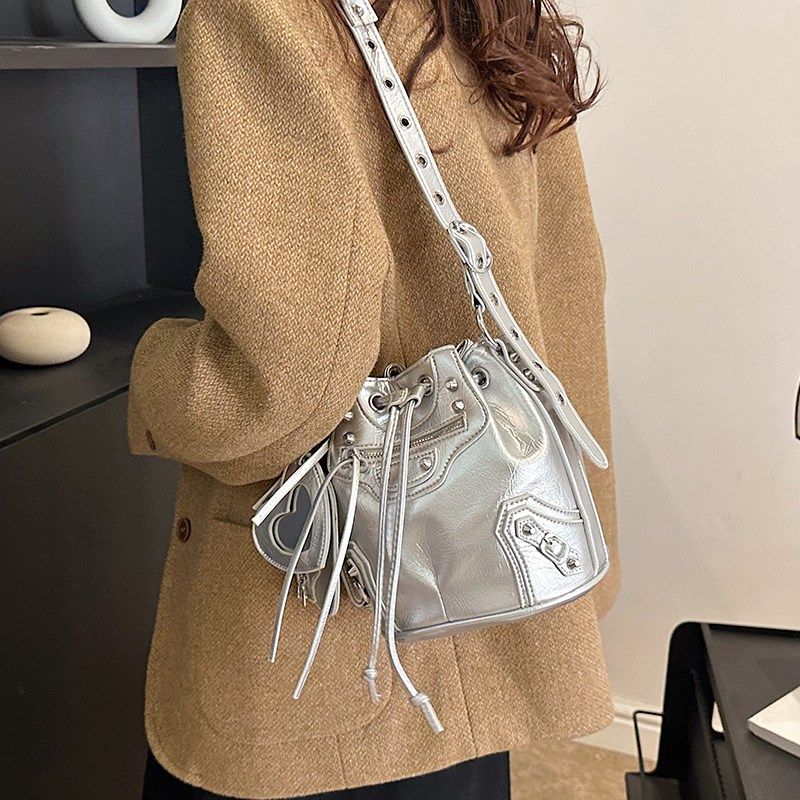 潮流小众设计宽肩带机车包2025新款网红爆款斜挎包休闲抽绳水桶包,淘宝优惠券,粉丝福利购,淘宝优惠卷