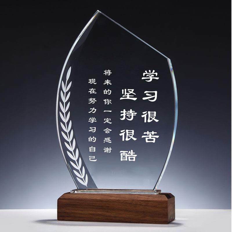 定制鼓励志学生座右铭学习很苦坚持很酷人造水晶刻字实木桌面摆件