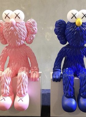 潮玩芝麻街KawsXX公仔坐姿考斯玩偶长沙限定客厅电视柜台桌摆件