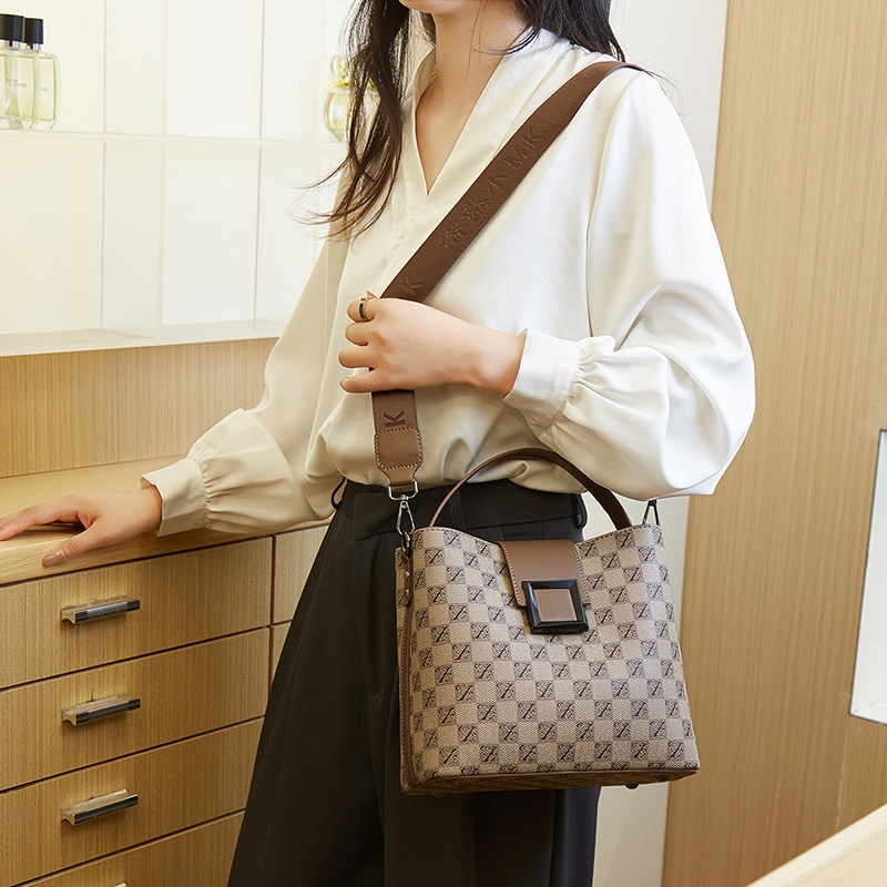 今年流行包包2023新款潮高级感C单肩手提斜挎女百搭简约老花水桶,淘宝优惠券,粉丝福利购,淘宝优惠卷