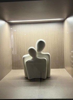 现代极简个性抽象人物摆件客厅电视柜入户玄关艺术结婚礼品装饰品