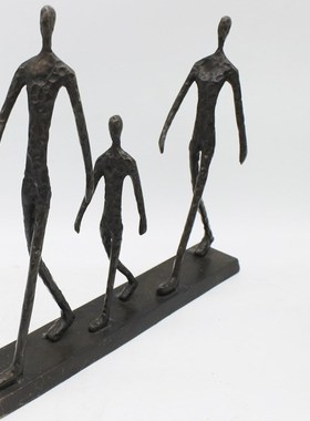 欧式铸铁行走的三口之家摆件家居复古装饰工艺品办公室摆饰软饰品