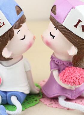 创意卡通公仔亲嘴情侣树脂吊脚娃娃客厅卧室房间可爱装饰品小摆件