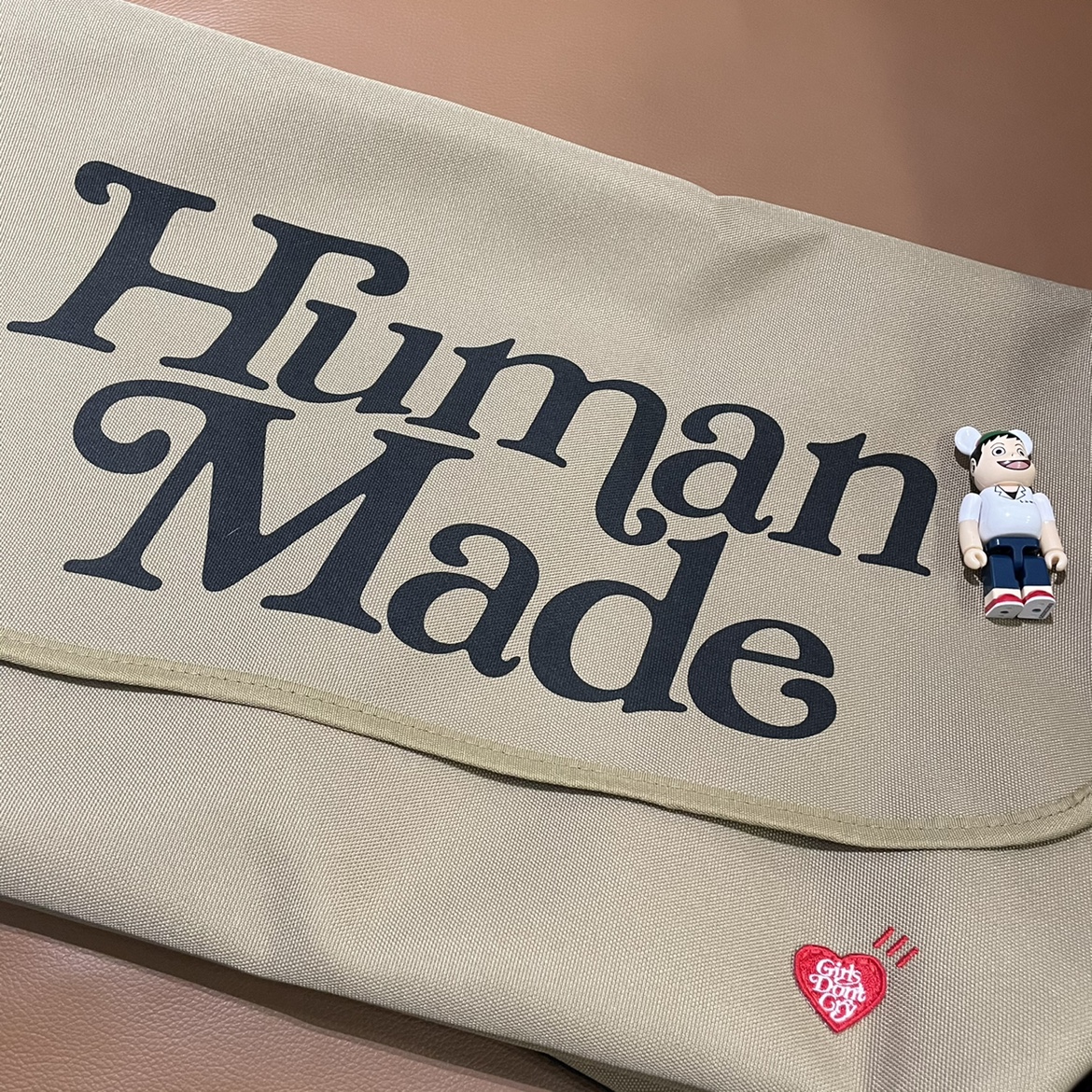 现货 HUMAN MADE新款单肩斜挎包日系情侣百搭大容量邮差帆布包-图0