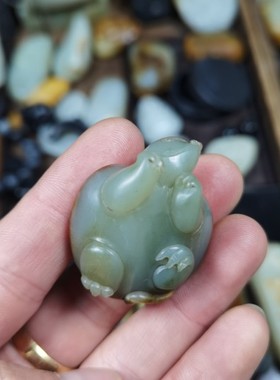 新疆和田玉籽料红皮王八