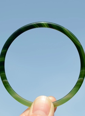 天然草绿色玛瑙细款显白水晶手镯