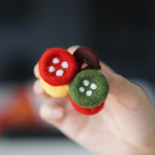 woou萌玩原创手工羊毛毡多巴胺纽扣中短发鲨鱼夹抓夹发饰发夹饰品 - 图3