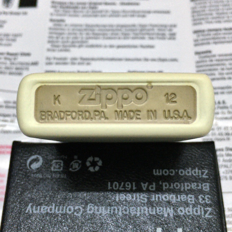 zippo 年产 2012 眼救芯蛇女王 216 哑漆彩印 zippo 年产 2012 眼救芯蛇女王 216 哑漆彩印