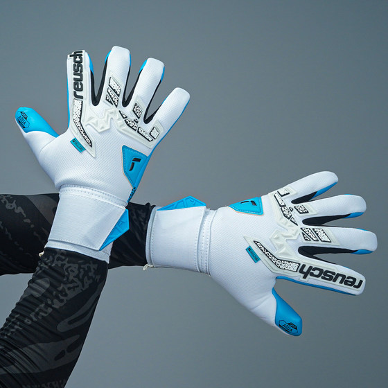 Reusch goalkeeper gloves are water-soft and rainy and all-weather