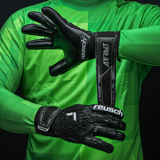 Reusch men's grass top with goalkeeper gloves