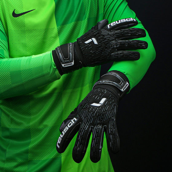 Reusch men's grass top with goalkeeper gloves