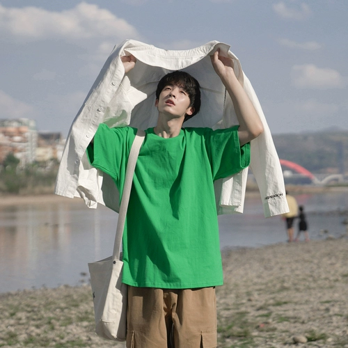 Летняя однотонная приятная телу футболка с коротким рукавом