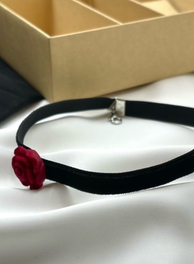 法式风复古丝绒玫瑰花锁骨链高级氛围感女choker简约项圈黑色颈带