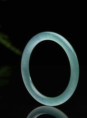 玉淡绿色少女风圆条新翠手镯