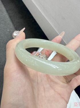 新疆玉手镯冰种青白玉