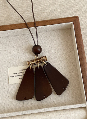 几何咖色木质吊坠项链