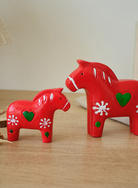 北欧原木彩绘红马家居装饰品