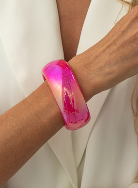 AB彩宽版圆弧树脂手镯女 2026新潮时尚个性模特T台走秀搭配饰品酷