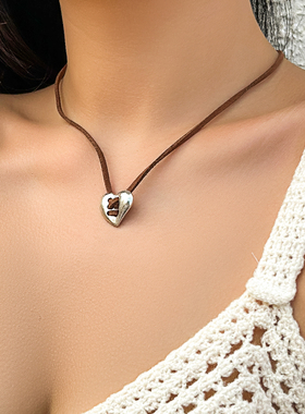 镂空金属桃心绒绳项链