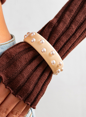 糖果色仿珍珠树脂手镯女 2025夏时尚网红气质T台走秀搭配服装饰品