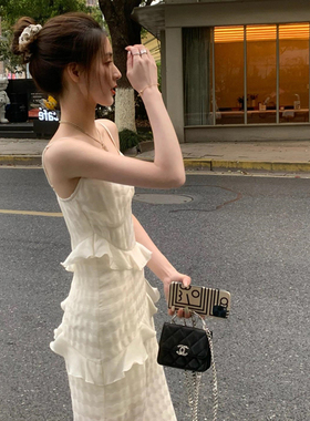 早夏季法式辣妹风荷叶边一字肩吊带连衣裙女收腰显瘦薄款褶皱长裙