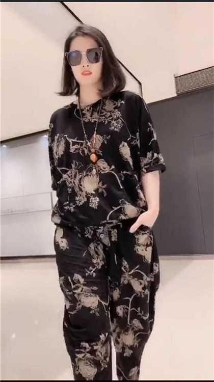 夏季新款圆领冰丝花纹哈伦显瘦时尚休闲妈妈套装百搭大码女装 2019 夏季新款圆领冰丝花纹哈伦显瘦时尚休闲妈妈套装百搭大码女装 2019