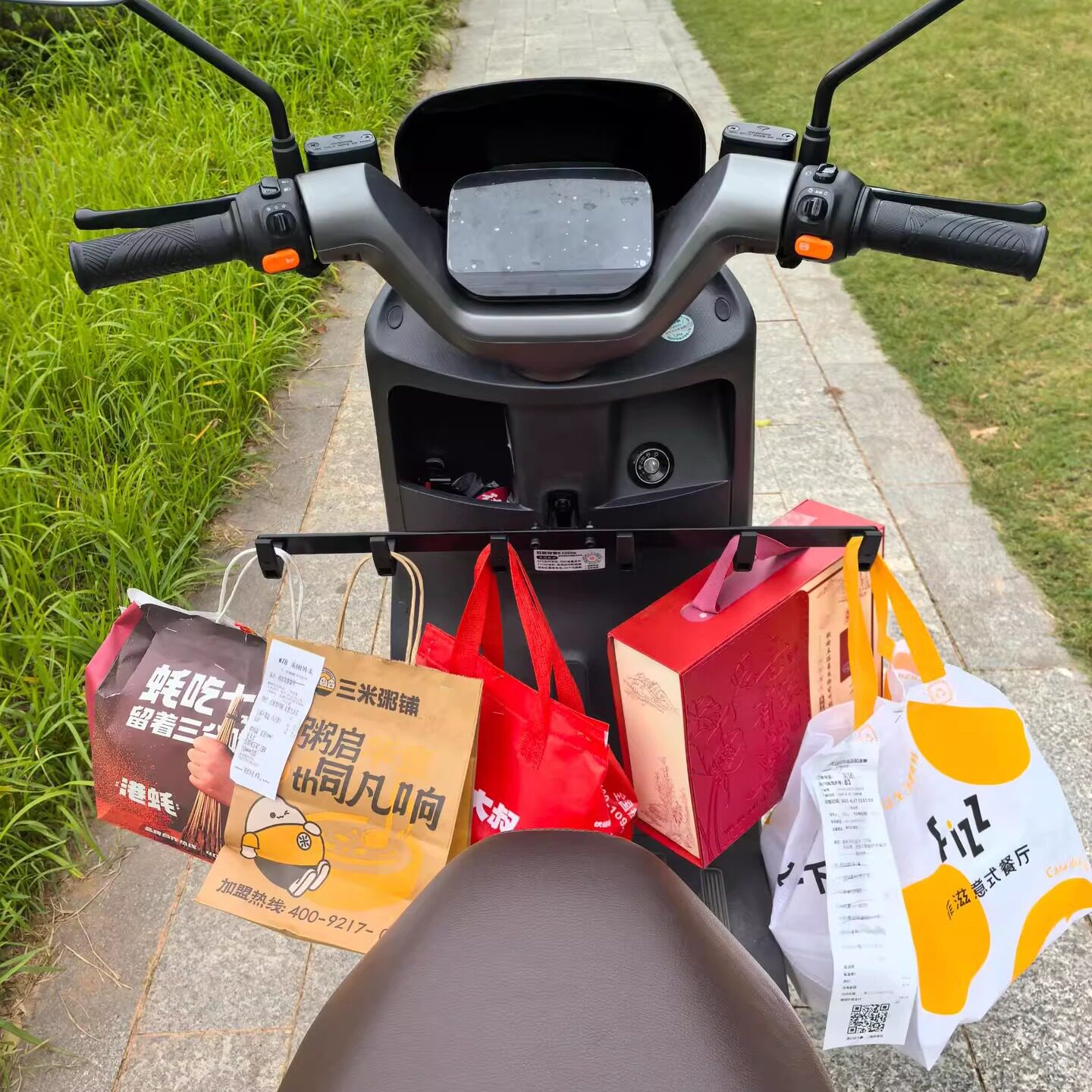 Single King must-have takeaway food hanging artifact electric car hook