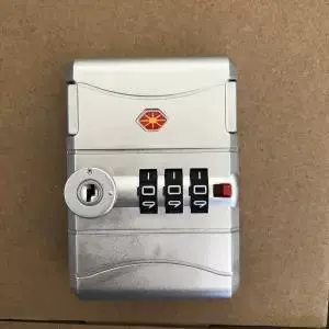 Универсальный чемодан, замок, аксессуары