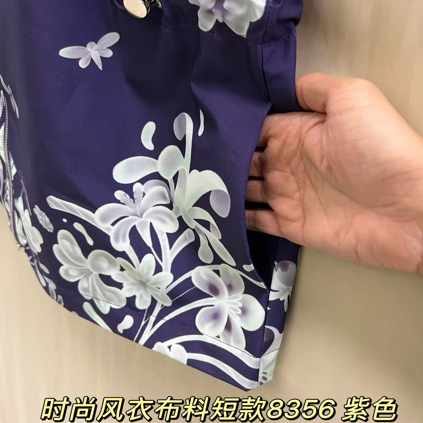 8356蓝紫白花连帽风衣大码女装200斤胖MM显瘦中年洋气外套口袋 - 图1