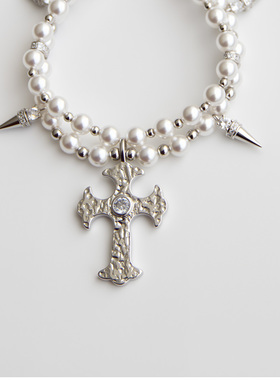 有猫在Catsin 秩序系列「生刺」锤纹熔岩银色十字坠双层珍珠手链