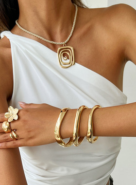 欧美风饰品时尚感不规则光面弹簧手镯音乐节性感辣妹风螺旋吊坠