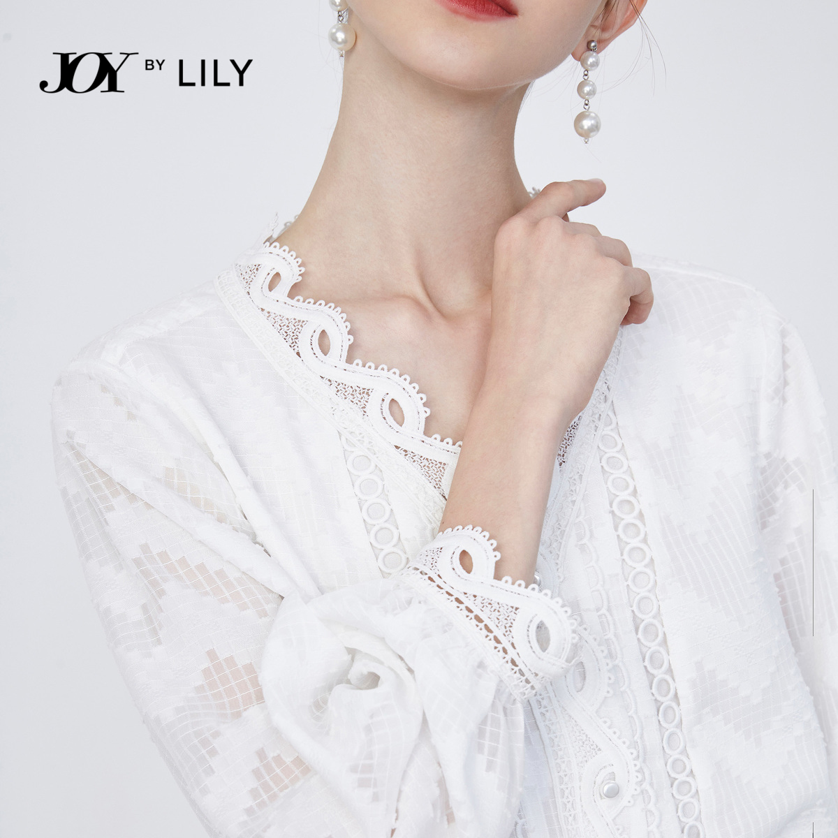 lily官方旗舰店LILY秋季新款女装气质灯笼袖白色宽松小上衣长袖衬衫蕾丝衫2