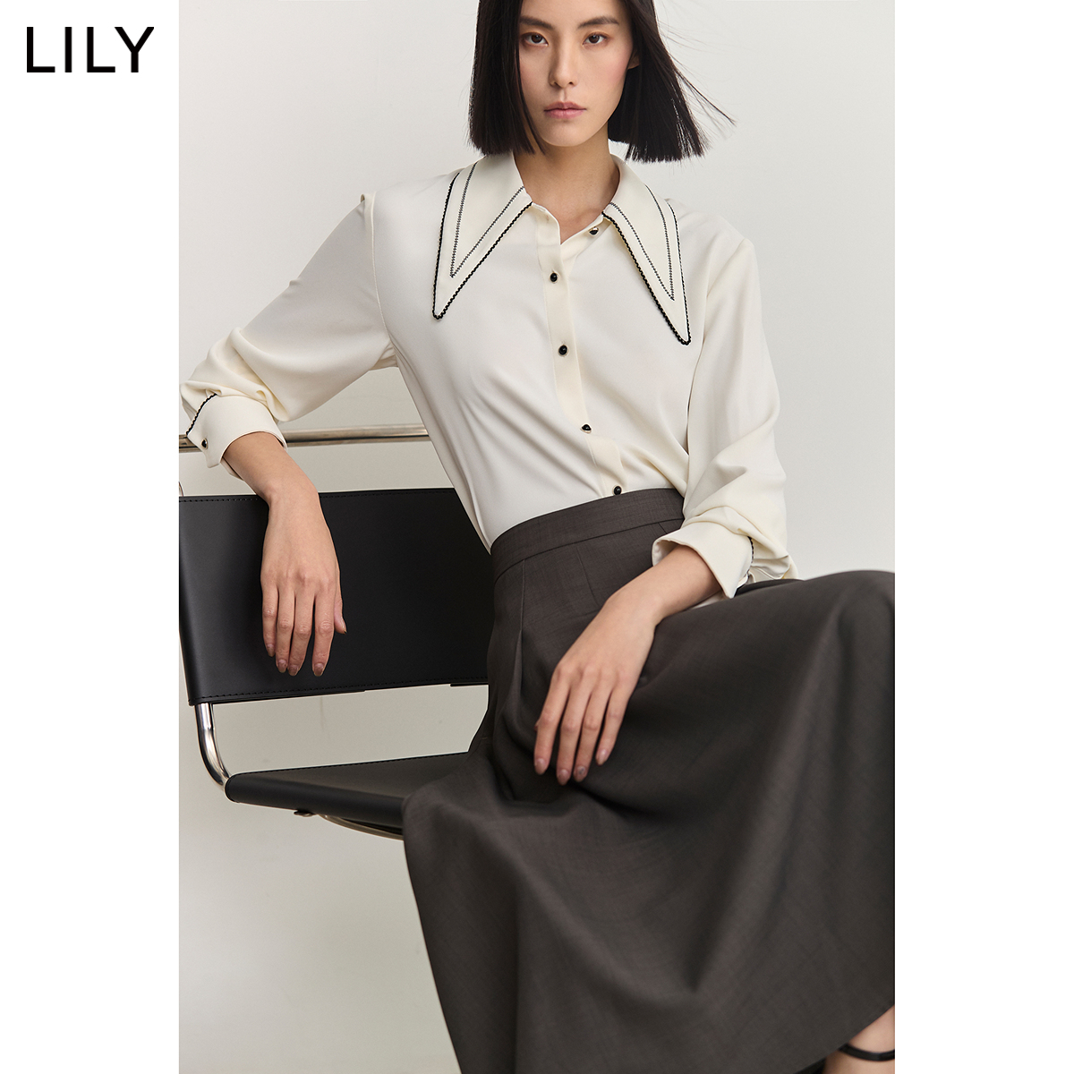 LILY2024春新款女装优雅气质通勤款垂坠感撞色镶边复古尖领白衬衫