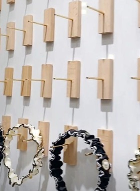 实木袜子发箍展示架挂墙耳饰展示墙服装店铺创意圆柱墙饰品展示架