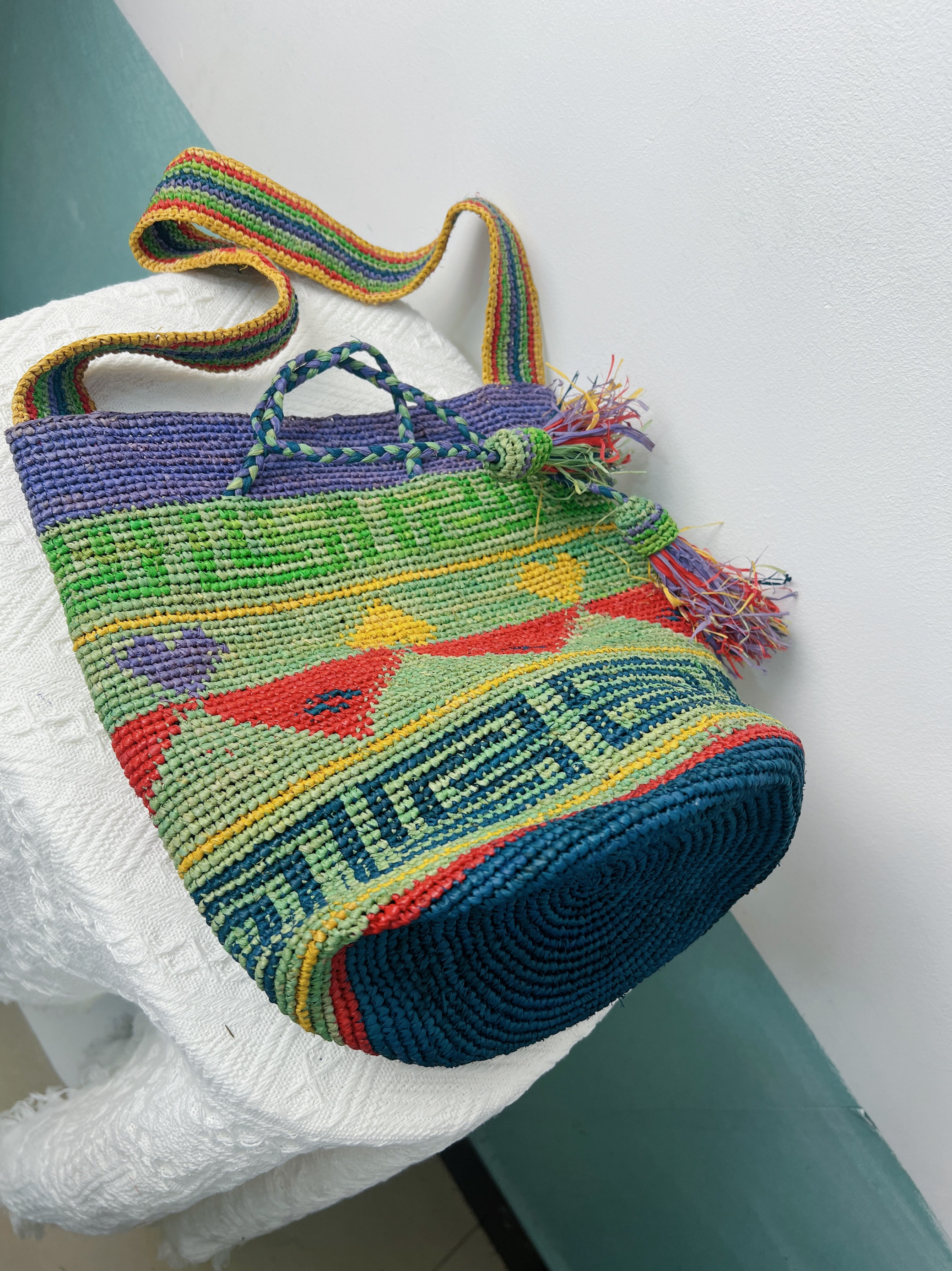 高品质拉菲草单肩包撞色图腾手钩草编包跨境小众女流苏编织水桶,淘宝优惠券,粉丝福利购,淘宝优惠卷