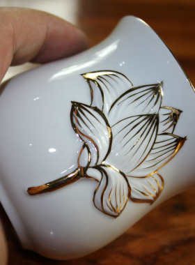 小号白玉莲花供水杯 描金浮雕莲花圣水杯 供杯 净水杯 陶瓷莲花杯