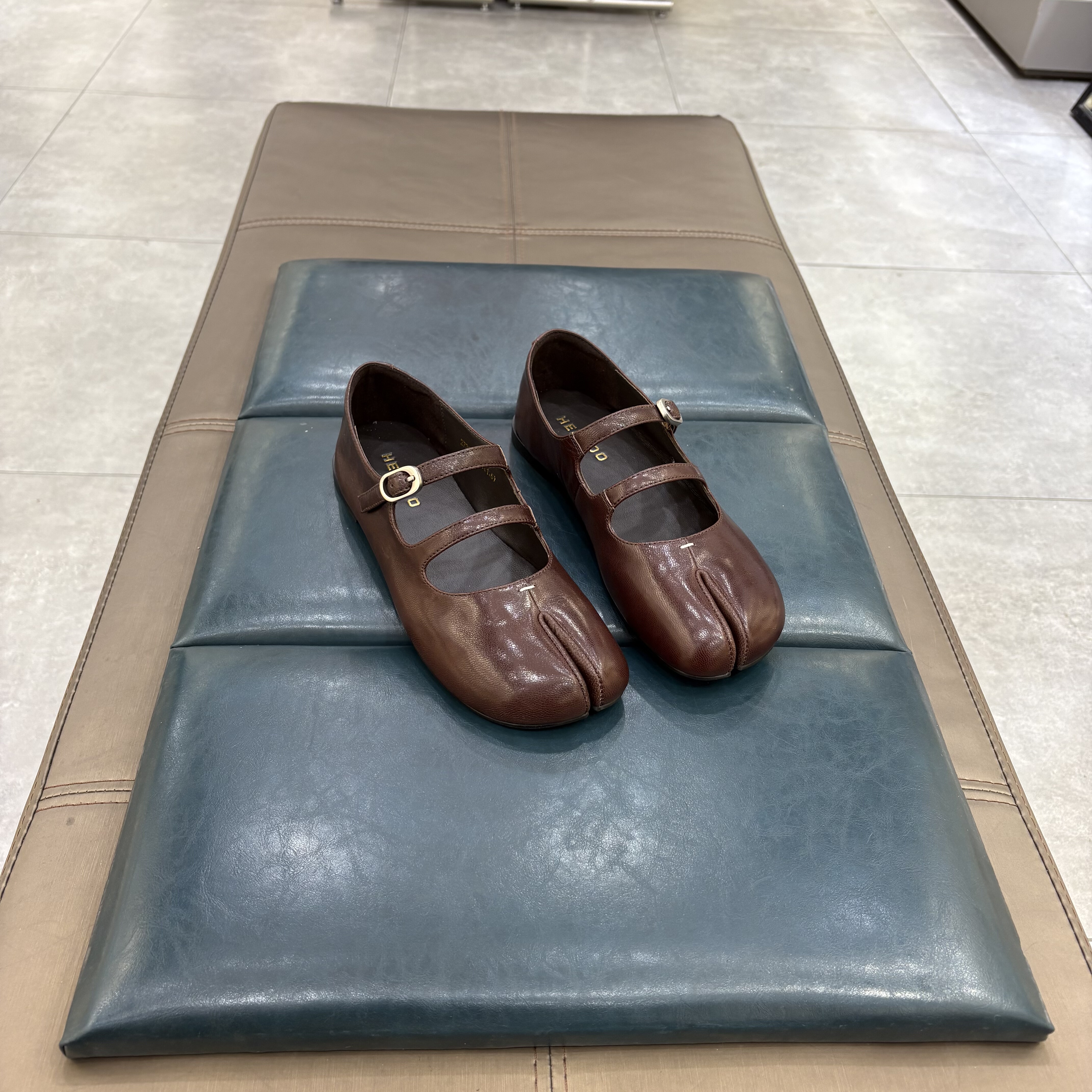 赫谷女鞋2026年新款猪蹄分趾鞋双一字平底浅口单鞋女皮鞋,淘宝优惠券,粉丝福利购,淘宝优惠卷