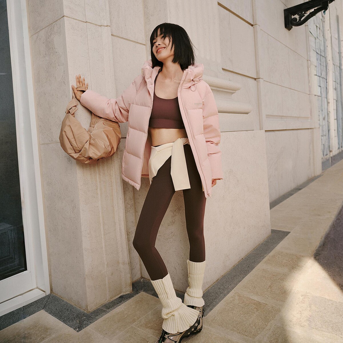 波司登2025经典休闲女款连帽百搭时尚冬季中款短款羽绒服