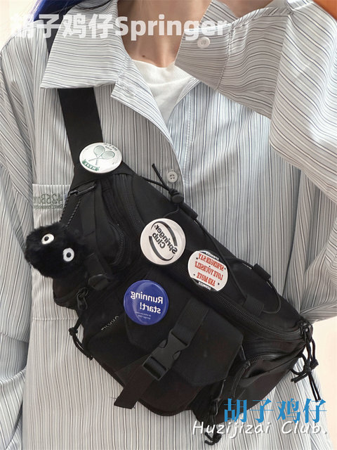 Handsome and cool, Ku Gai Bi buys Ku Ku chest bag