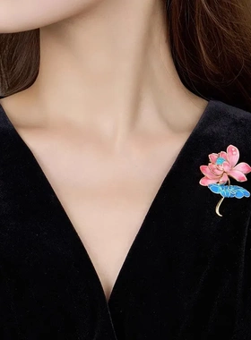 国风珐琅彩渐变荷花胸针女气质高级感胸花精致连衣裙西装配饰别针