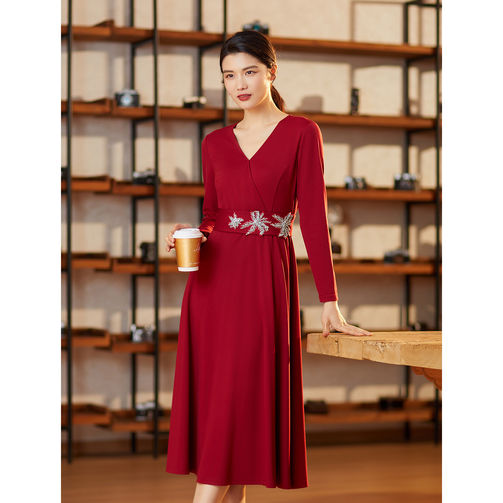 【商场同款东方感针织裙】BBLLUUEE/粉蓝衣橱秋冬复古V领连衣裙女,淘宝优惠券,粉丝福利购,淘宝优惠卷