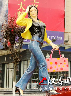 彩绘抽象商业街艺术风人物雕塑