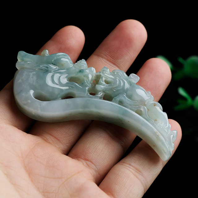 A-grade jade green looking into the dragon natural jade
