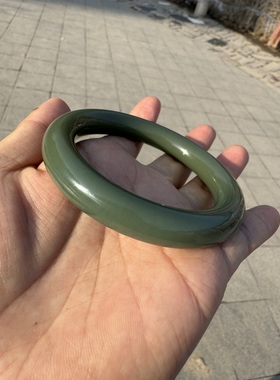 57圈新疆和田玉沙枣青手镯微糖底牛油果绿无暇油膏料圆条玉镯收藏