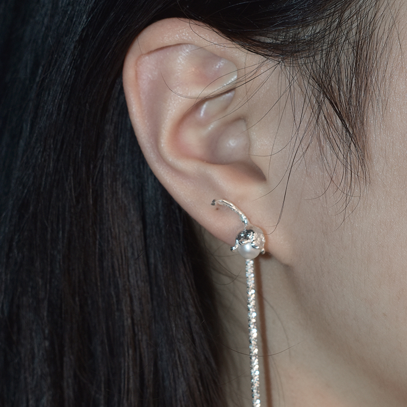 東黑三白/ 小铃兰 s93银原创设计感花形长流苏小众女简约百搭耳钉 - 图1