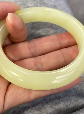 店主强烈推荐和田玉鸡油黄口平安手镯颜色漂亮靓丽油润性价比高