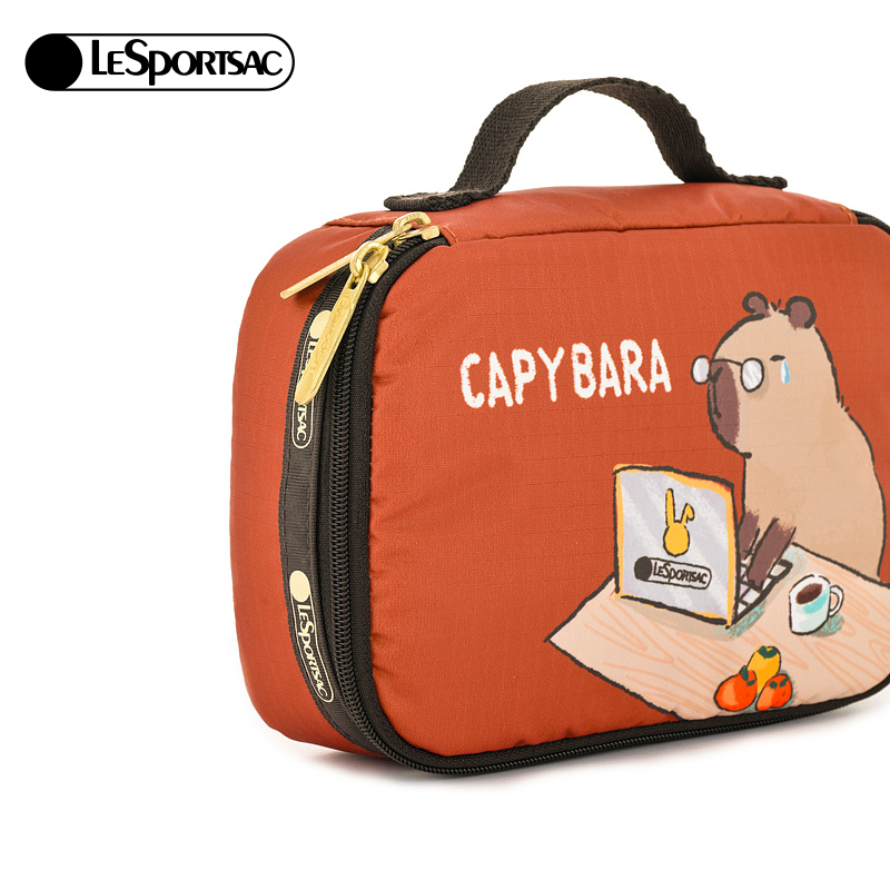 LeSportsac乐播诗新款迷你手拿包便携卡皮巴拉打工人动漫小包,淘宝优惠券,粉丝福利购,淘宝优惠卷