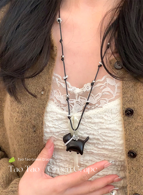 复古珍珠小猫吊坠项链女2026新款夏季配t恤长款高级黑色皮绳配饰