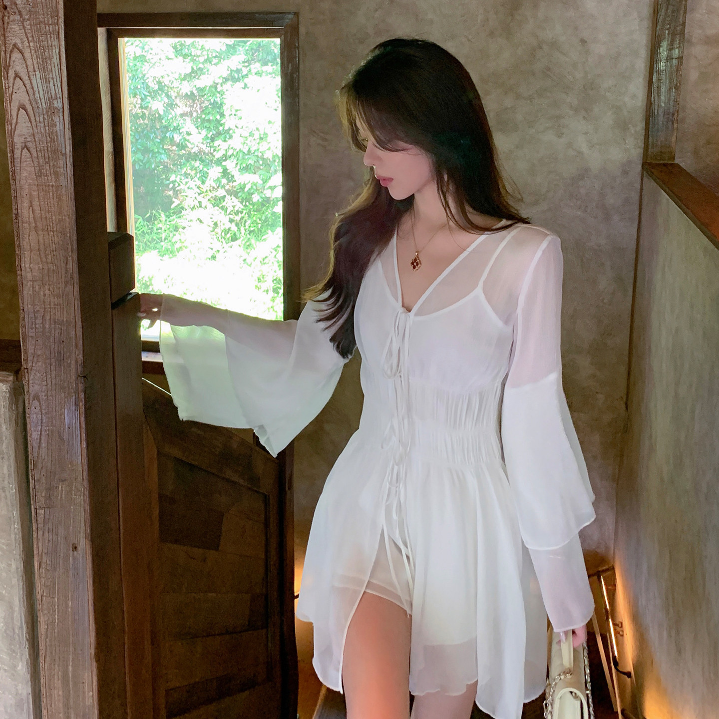 ByYou 秋季长款喇叭袖白色雪纺衬衫套装女内搭吊带背心短裤三件套,淘宝优惠券,粉丝福利购,淘宝优惠卷