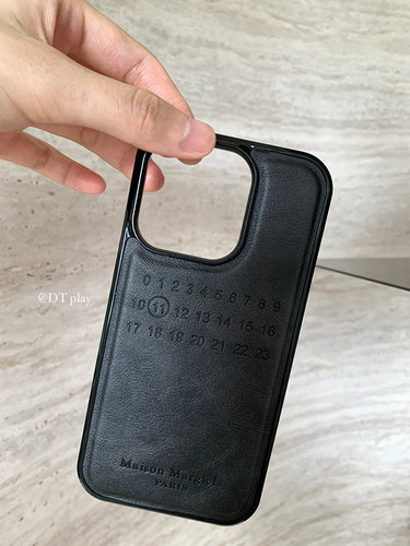 DT play 高级皮质马吉拉风格字母情侣甜酷质感适用于iphone17promax/16/15苹果11/12/14/13华为手机壳保护套 - 图3